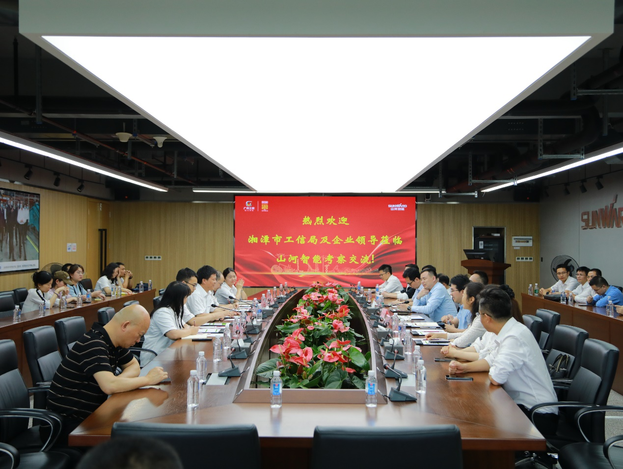 湘潭市工信局带队光临k豆钱包智能发展智能造作现场观摩互换活动