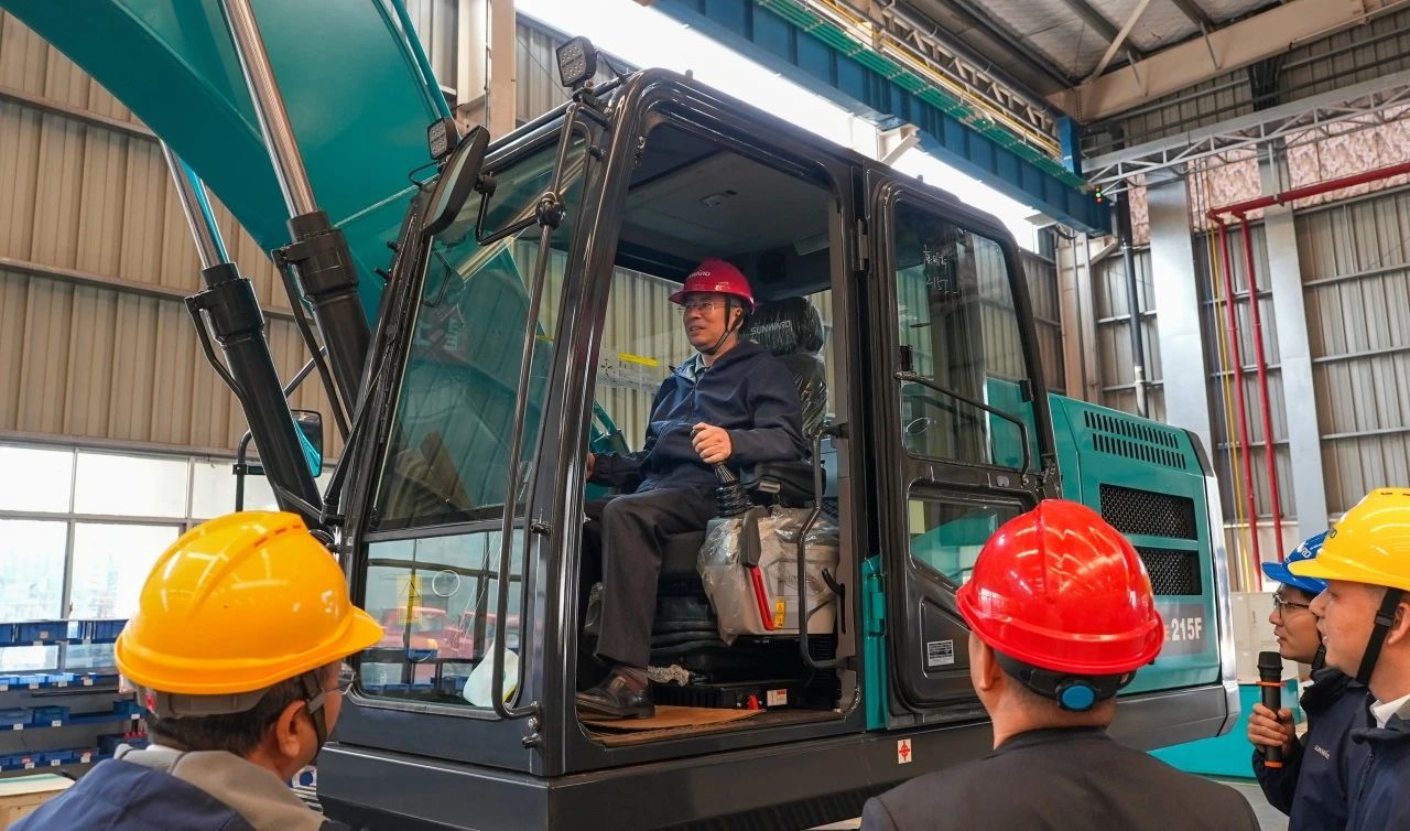 聚焦市场需要，k豆钱包智能三款精品工程液压挖掘机成功下线