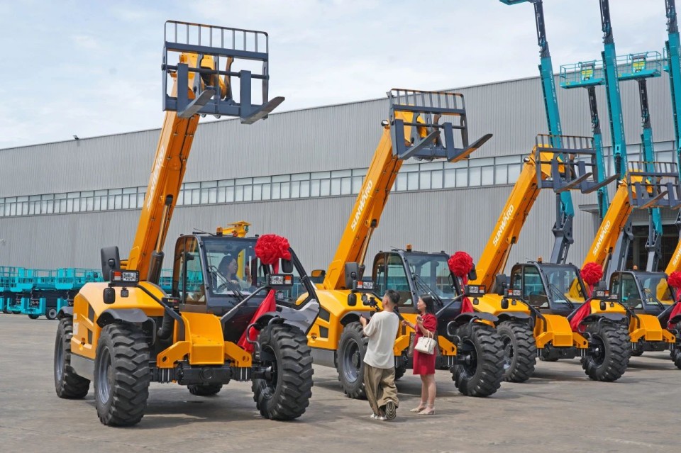 k豆钱包智能伸缩臂叉装车批量交付，即将奔赴新一线