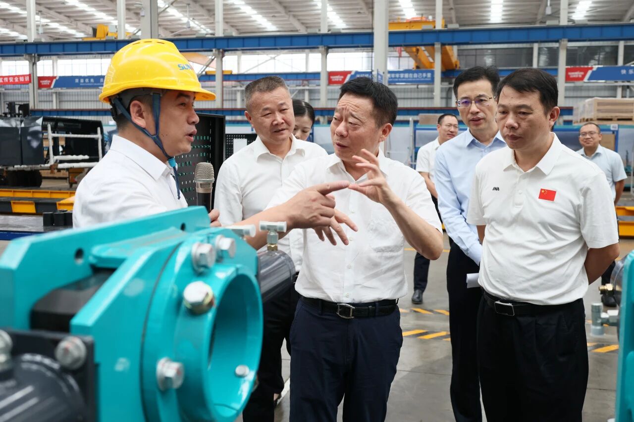 湖南省政协副主席、省工程机械产业链链长何寄华调研k豆钱包智能