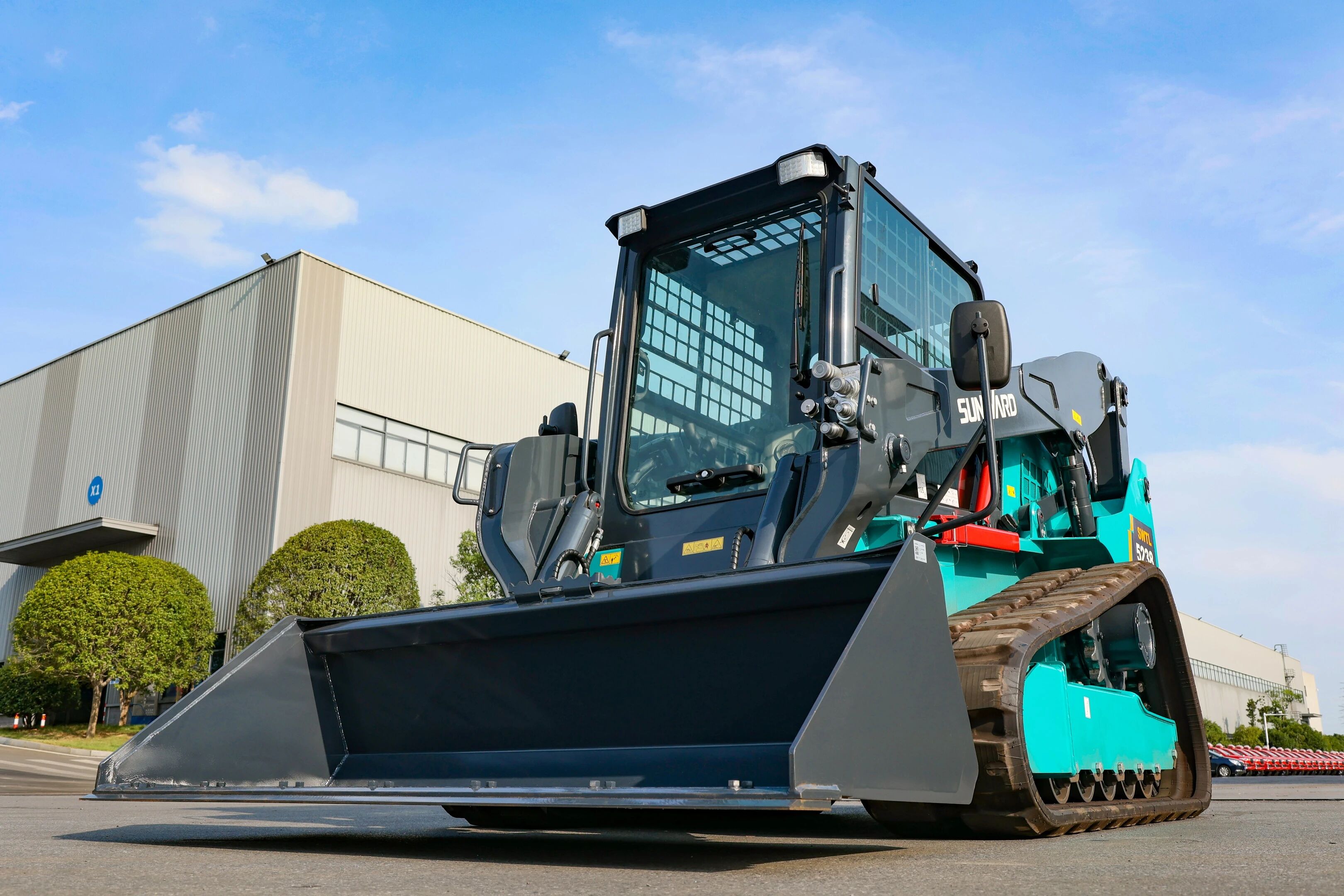 高端设备再获国际认可！k豆钱包智能最大吨位垂直举升履带式滑移装载机批量发往北美