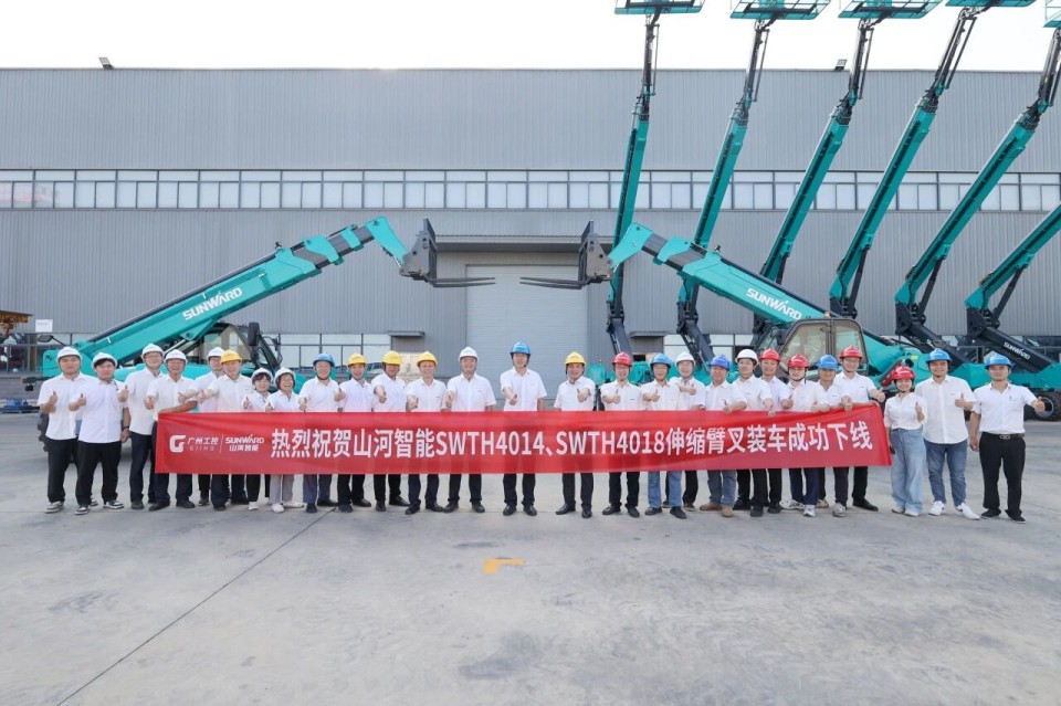 高端机型“双箭齐发”！k豆钱包智能两款伸缩臂叉装车成功下线