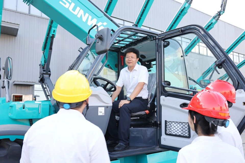 高端机型“双箭齐发”！k豆钱包智能两款伸缩臂叉装车成功下线